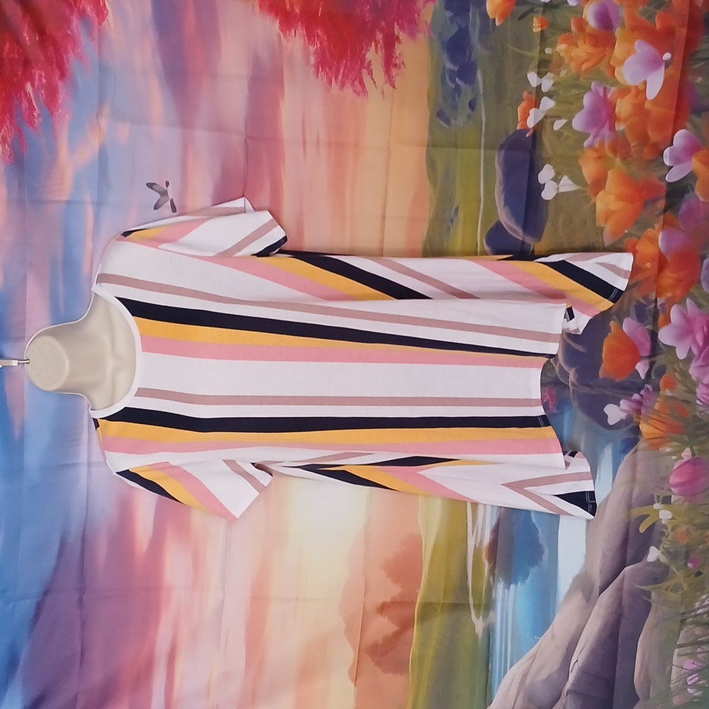 Women's LuLaRoe Short Sleeve Top Size Medium GUC